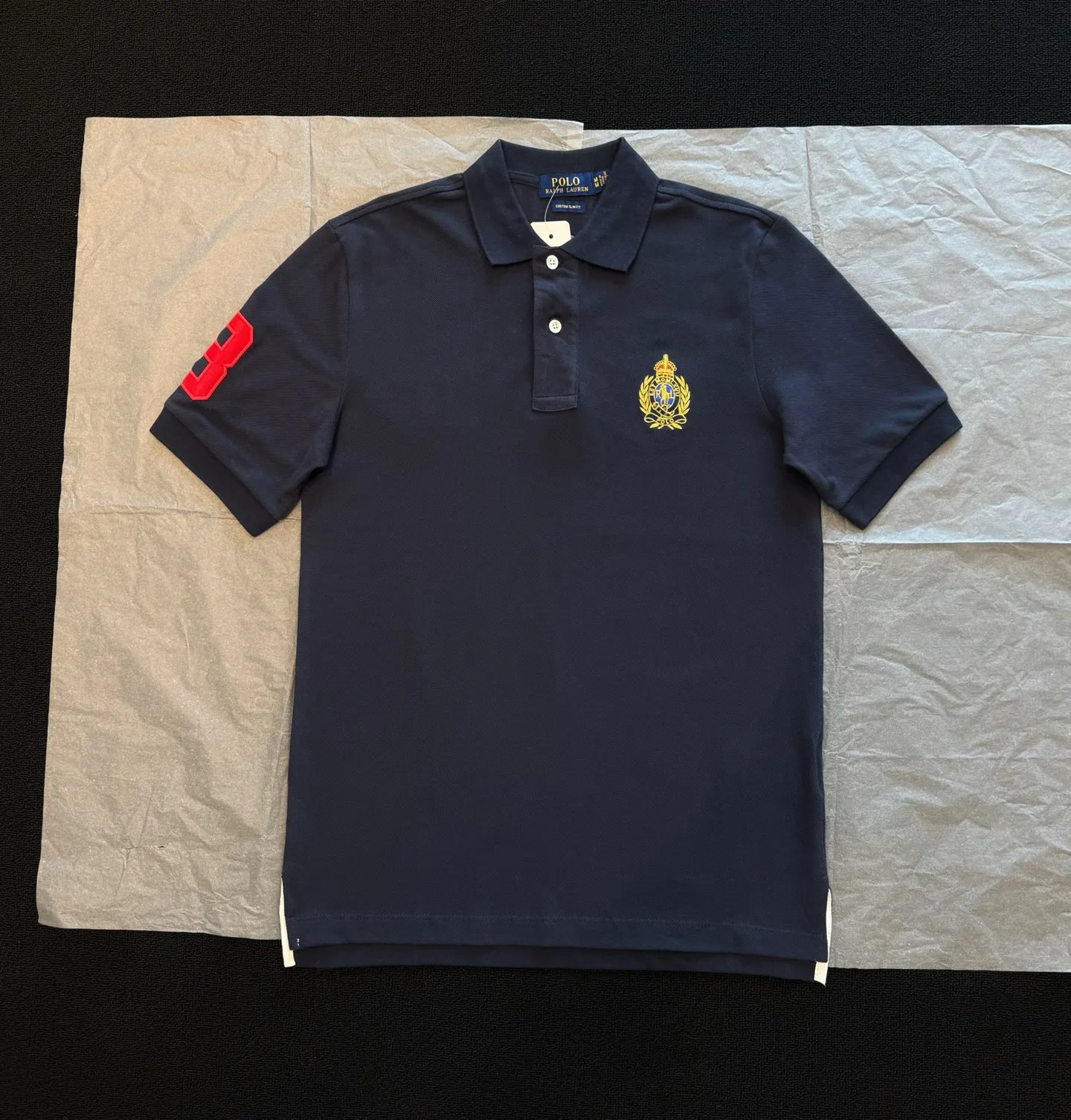P186 Style No. RL03 (four colors) Ralph Lauren/Ralph Lauren Gold Label Badge Embroidered Malaysia Logo Lapel Polo Shirt T-shirt Short Sleeve Fabric 100% Piqué Cotton, Imported Embroidered Logo on the Chest, Customized Thread Collar, Malaysia Embroidery, The Highest Version, Suitable for Business and Casual Daily Use! 🌘Two-button placket, laser logo pearlescent resin buttons, cuffs and hem using double-thread sewing technology, different currency versions, full set of original three-label accessories!   SIZE #S~XXL Color#Black Navy Gray White